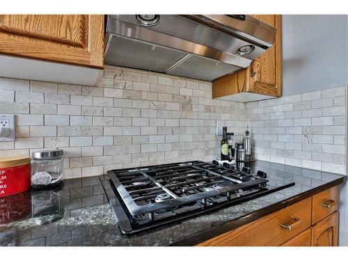 2 Ermineview Place North, Lethbridge, AB - Indoor Photo Showing Kitchen