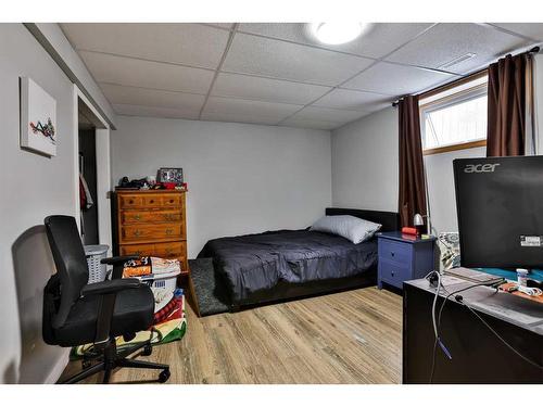 2 Ermineview Place North, Lethbridge, AB - Indoor Photo Showing Bedroom