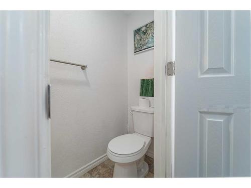 1407 Lakemount Boulevard South, Lethbridge, AB - Indoor Photo Showing Bathroom