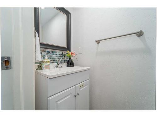 1407 Lakemount Boulevard South, Lethbridge, AB - Indoor Photo Showing Bathroom