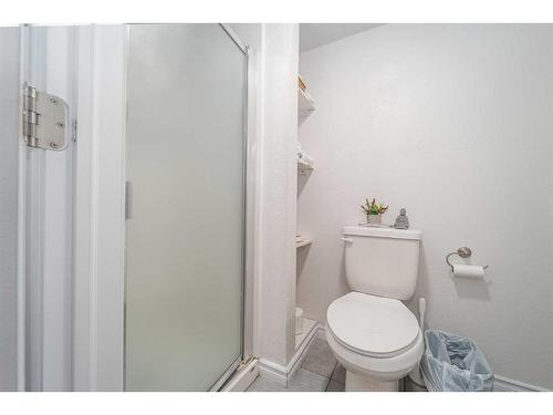 1407 Lakemount Boulevard South, Lethbridge, AB - Indoor Photo Showing Bathroom