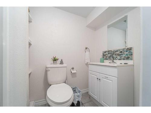 1407 Lakemount Boulevard South, Lethbridge, AB - Indoor Photo Showing Bathroom