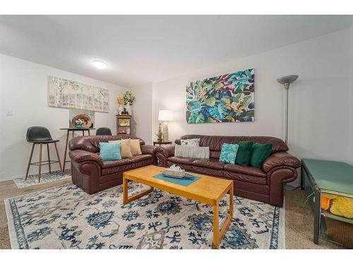 1407 Lakemount Boulevard South, Lethbridge, AB - Indoor Photo Showing Living Room