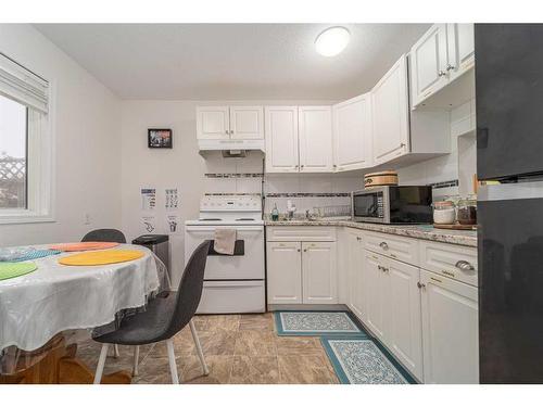 1407 Lakemount Boulevard South, Lethbridge, AB - Indoor Photo Showing Kitchen With Double Sink