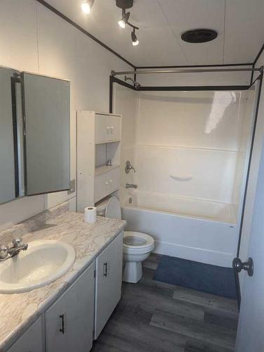 4825 Miners Road West, Coalhurst, AB - Indoor Photo Showing Bathroom