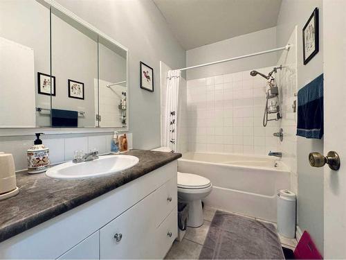 13 Dalhousie Road West, Lethbridge, AB - Indoor Photo Showing Bathroom