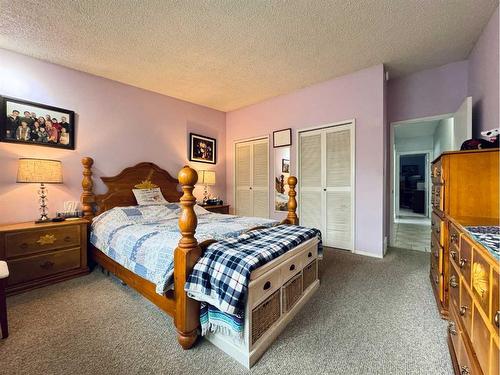 13 Dalhousie Road West, Lethbridge, AB - Indoor Photo Showing Bedroom