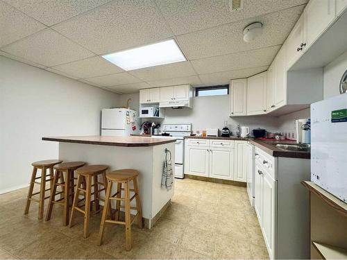 13 Dalhousie Road West, Lethbridge, AB - Indoor Photo Showing Kitchen