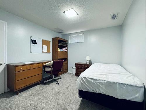 13 Dalhousie Road West, Lethbridge, AB - Indoor Photo Showing Bedroom