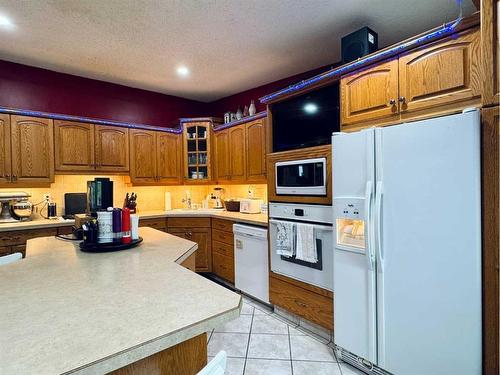 13 Dalhousie Road West, Lethbridge, AB - Indoor Photo Showing Kitchen