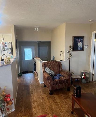 157 Stafford Boulevard North, Lethbridge, AB - Indoor Photo Showing Living Room