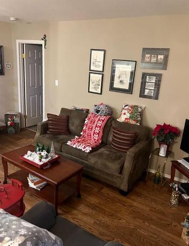 157 Stafford Boulevard North, Lethbridge, AB - Indoor Photo Showing Living Room