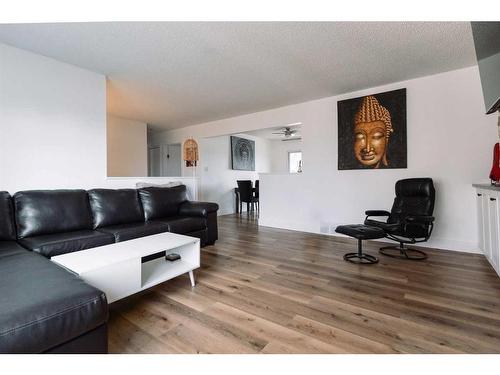 23 Red Crow Boulevard West, Lethbridge, AB - Indoor Photo Showing Living Room