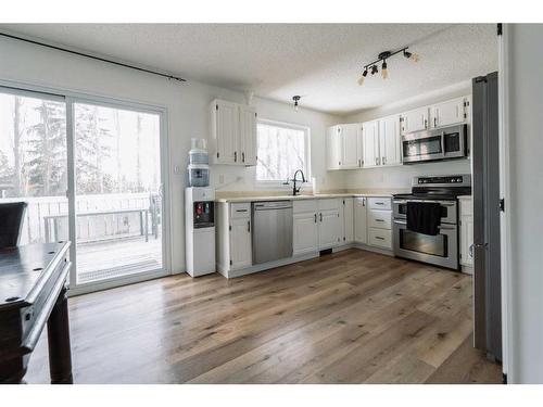 23 Red Crow Boulevard West, Lethbridge, AB - Indoor Photo Showing Kitchen