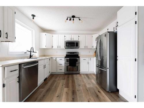 23 Red Crow Boulevard West, Lethbridge, AB - Indoor Photo Showing Kitchen