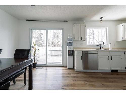 23 Red Crow Boulevard West, Lethbridge, AB - Indoor Photo Showing Kitchen