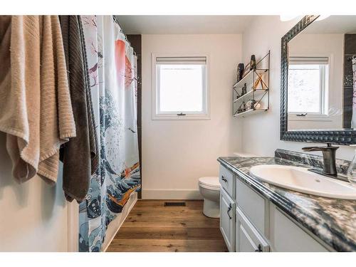 23 Red Crow Boulevard West, Lethbridge, AB - Indoor Photo Showing Bathroom