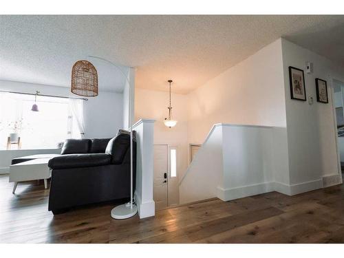 23 Red Crow Boulevard West, Lethbridge, AB - Indoor Photo Showing Living Room