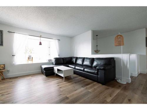 23 Red Crow Boulevard West, Lethbridge, AB - Indoor Photo Showing Living Room