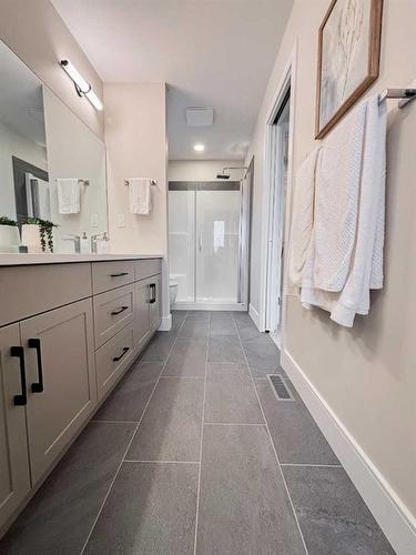 2714 43Rd Street South, Lethbridge, AB - Indoor Photo Showing Bathroom