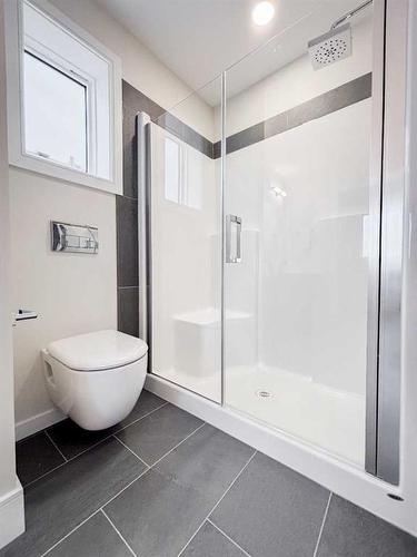 2714 43Rd Street South, Lethbridge, AB - Indoor Photo Showing Bathroom