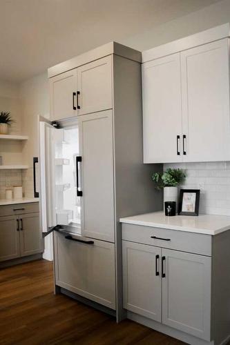 2714 43Rd Street South, Lethbridge, AB - Indoor Photo Showing Kitchen