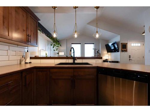 244 Mildred Dobbs Boulevard North, Lethbridge, AB - Indoor Photo Showing Kitchen