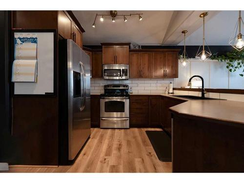 244 Mildred Dobbs Boulevard North, Lethbridge, AB - Indoor Photo Showing Kitchen With Upgraded Kitchen