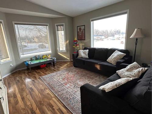 4199 Sunrise Crescent, Taber, AB - Indoor Photo Showing Living Room