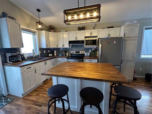 4199 Sunrise Crescent, Taber, AB - Indoor Photo Showing Kitchen With Double Sink