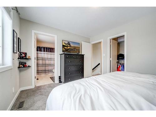 358 Mt Sundance Landing West, Lethbridge, AB - Indoor Photo Showing Bedroom