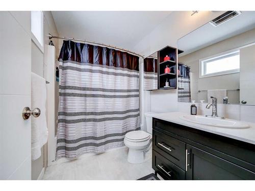 358 Mt Sundance Landing West, Lethbridge, AB - Indoor Photo Showing Bathroom