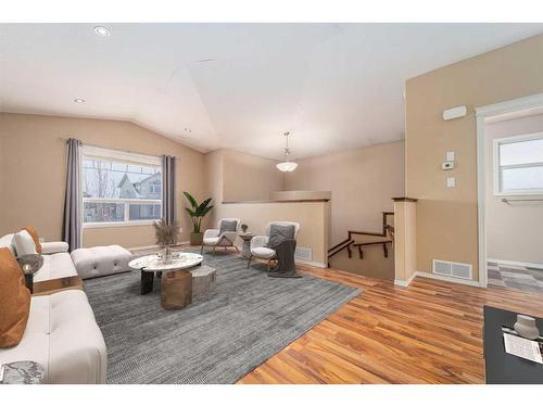 129 Mt Sundance Crescent West, Lethbridge, AB - Indoor Photo Showing Living Room