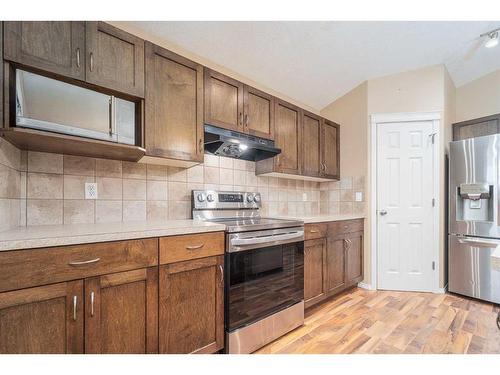 129 Mt Sundance Crescent West, Lethbridge, AB - Indoor Photo Showing Kitchen