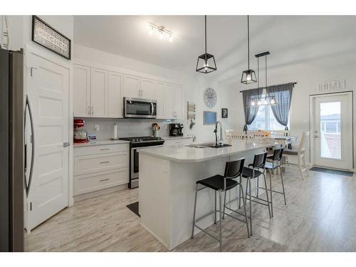 19 Montrose Way West, Lethbridge, AB - Indoor Photo Showing Kitchen With Upgraded Kitchen