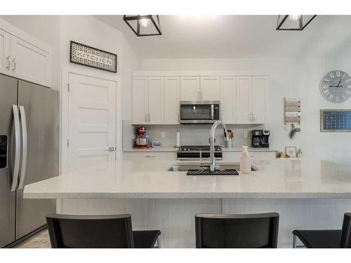 19 Montrose Way West, Lethbridge, AB - Indoor Photo Showing Kitchen With Upgraded Kitchen