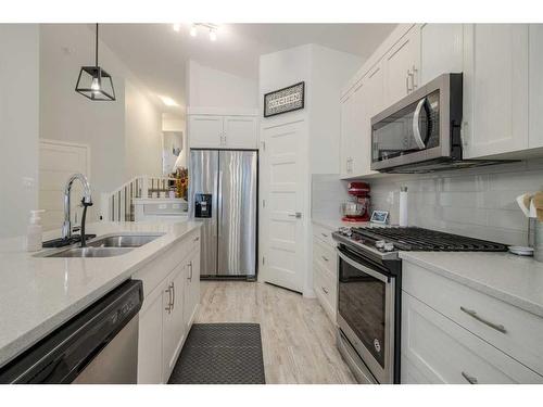 19 Montrose Way West, Lethbridge, AB - Indoor Photo Showing Kitchen With Double Sink With Upgraded Kitchen