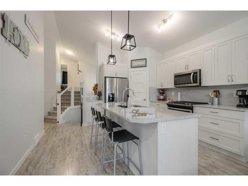 19 Montrose Way West, Lethbridge, AB - Indoor Photo Showing Kitchen With Upgraded Kitchen