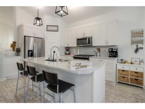 19 Montrose Way West, Lethbridge, AB - Indoor Photo Showing Kitchen With Upgraded Kitchen