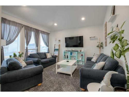 19 Montrose Way West, Lethbridge, AB - Indoor Photo Showing Living Room