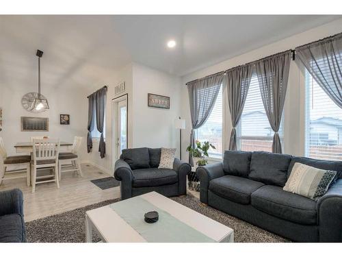 19 Montrose Way West, Lethbridge, AB - Indoor Photo Showing Living Room