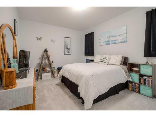 19 Montrose Way West, Lethbridge, AB - Indoor Photo Showing Bedroom