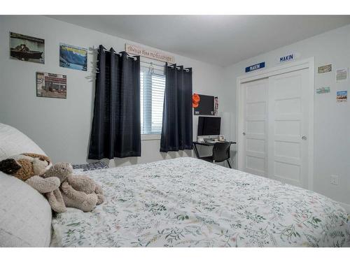 19 Montrose Way West, Lethbridge, AB - Indoor Photo Showing Bedroom