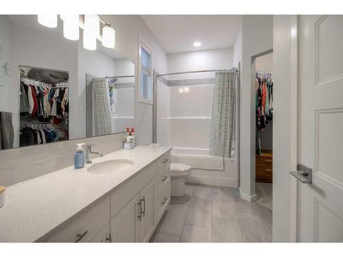 19 Montrose Way West, Lethbridge, AB - Indoor Photo Showing Bathroom