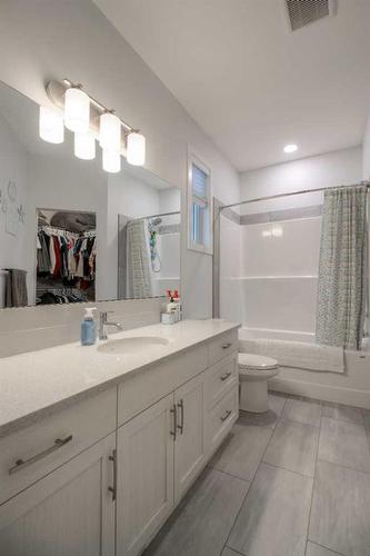 19 Montrose Way West, Lethbridge, AB - Indoor Photo Showing Bathroom