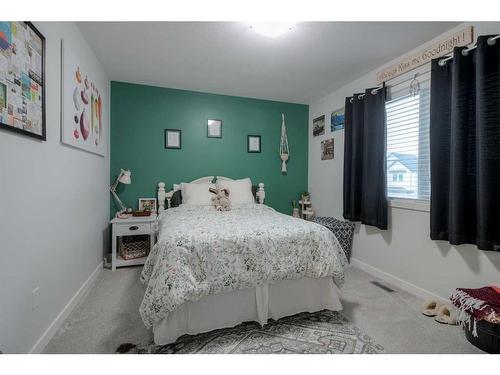 19 Montrose Way West, Lethbridge, AB - Indoor Photo Showing Bedroom