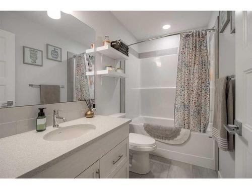 19 Montrose Way West, Lethbridge, AB - Indoor Photo Showing Bathroom