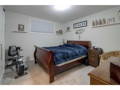 19 Montrose Way West, Lethbridge, AB - Indoor Photo Showing Bedroom