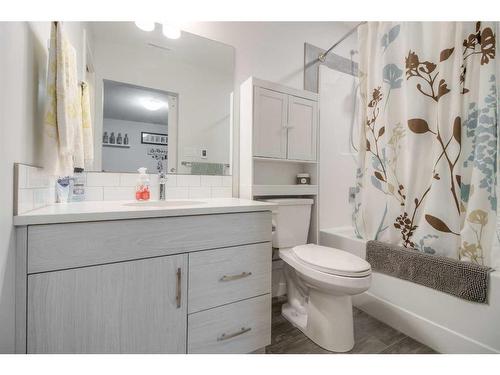 19 Montrose Way West, Lethbridge, AB - Indoor Photo Showing Bathroom