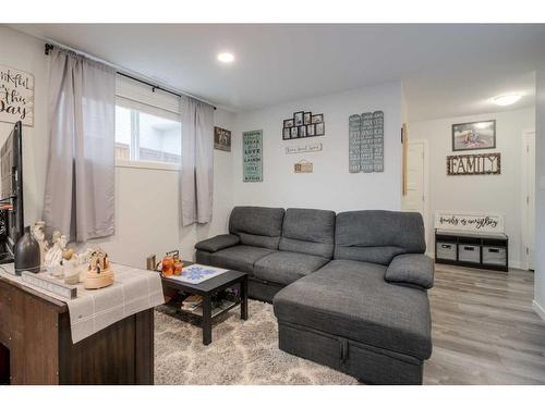 19 Montrose Way West, Lethbridge, AB - Indoor Photo Showing Living Room